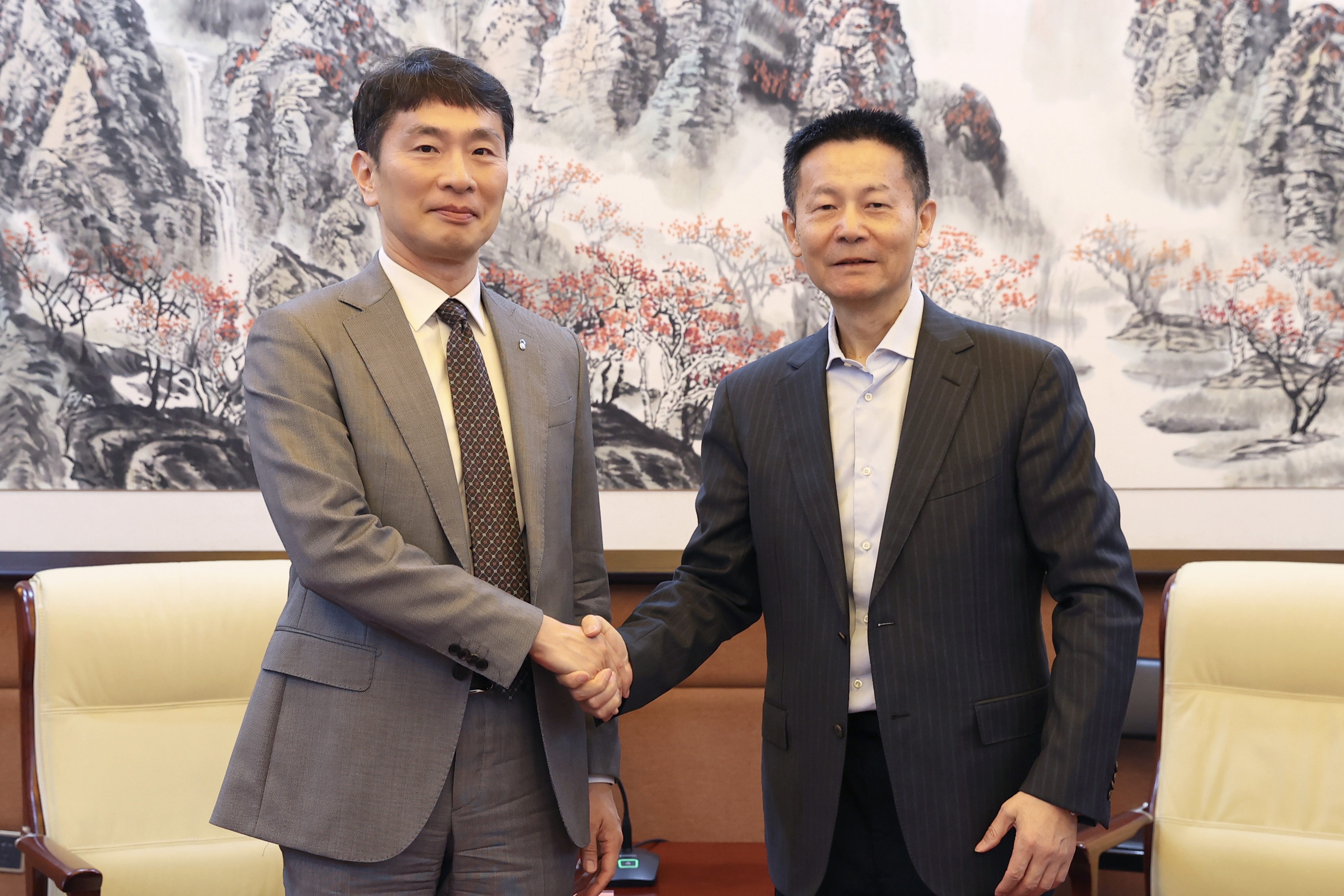 吳清主席會見韓國金融監(jiān)督院院長李卜鉉